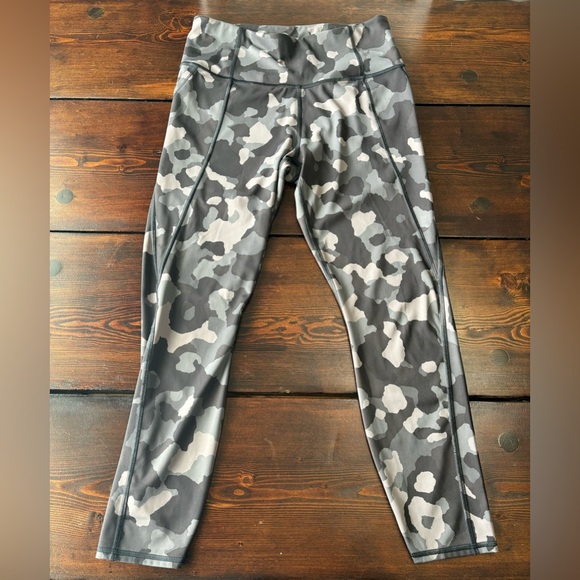 Athleta Pants - Athleta Lightning Camo 7/8 Tight Athletic Leggings Gray Pockets Size Medium